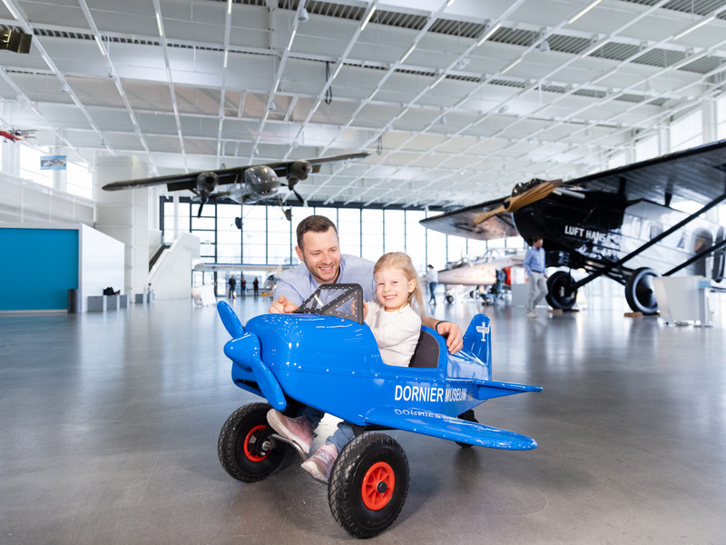 Kind spielt mit Spielzeugflugzeug