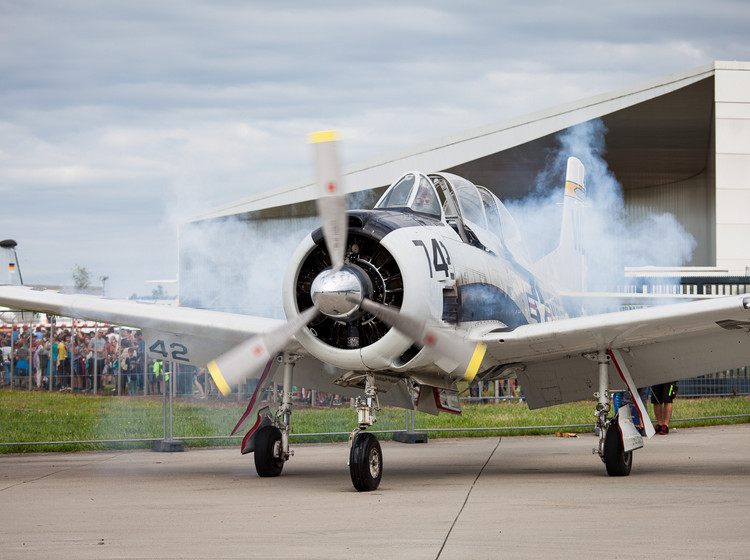Propellerflugzeug beschleunigt auf der Startbahn Ein Propellerflugzeug beschleunigt auf der Startbahn, dabei kommen Rauchschwaden aus den Triebwerken.
