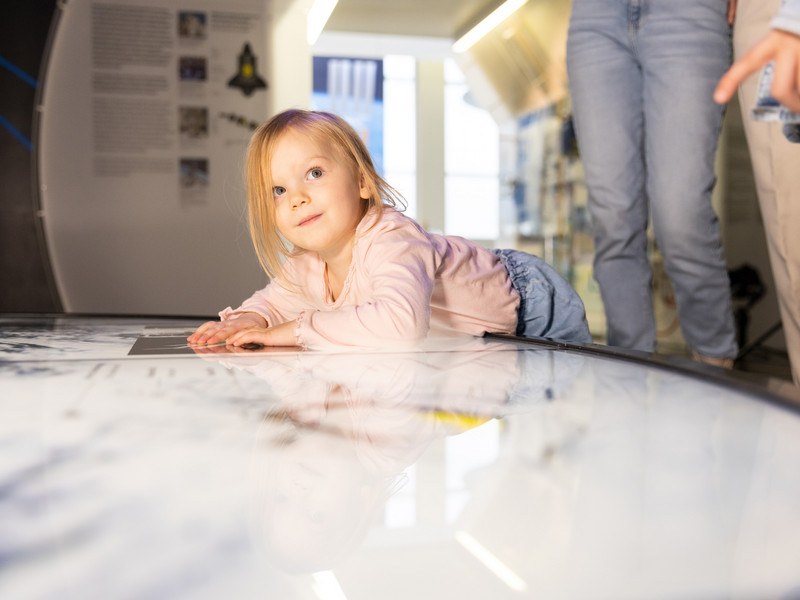Familie in der Kinder Raumfahrtausstellung des Dornier Museums