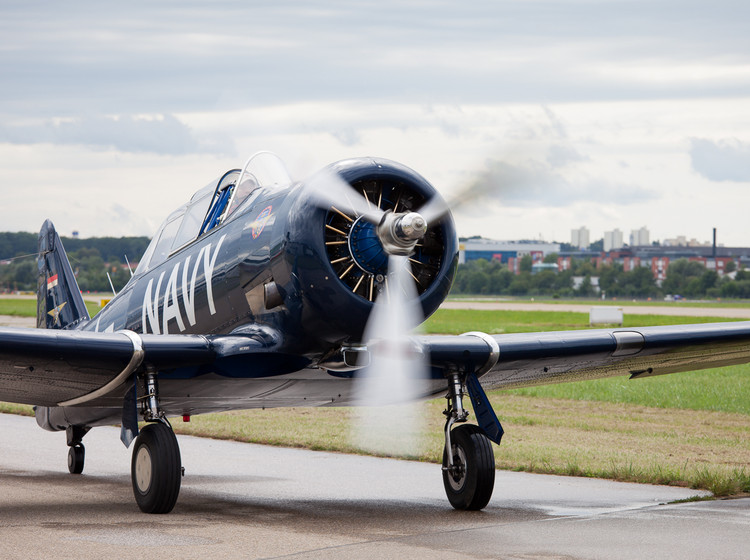 Kurz vor dem Start Kurz vor dem Abflug: Ein Propellerflugzeug nimmt Fahrt auf.