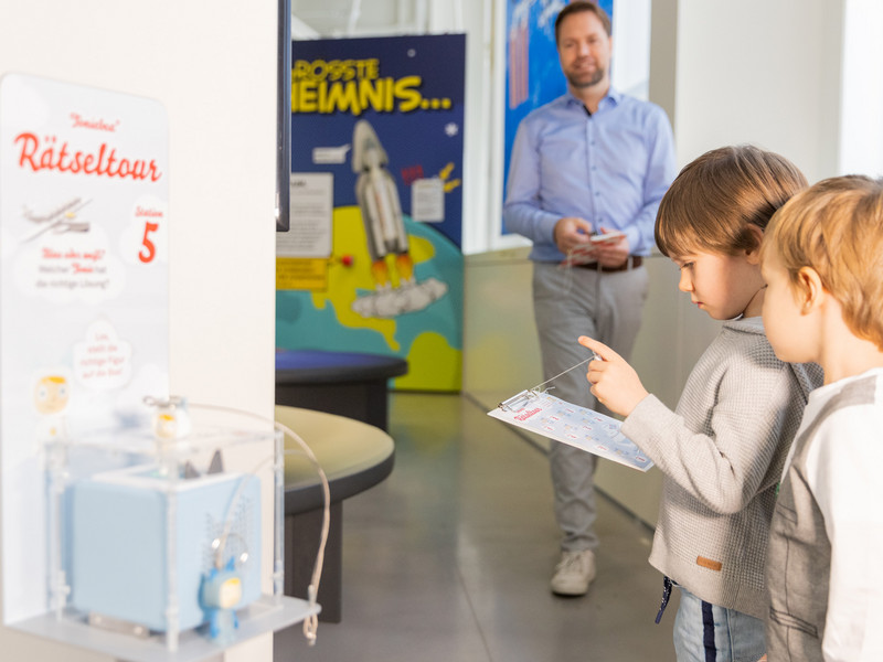 Kinder hören Toniebox im Dornier Museum an