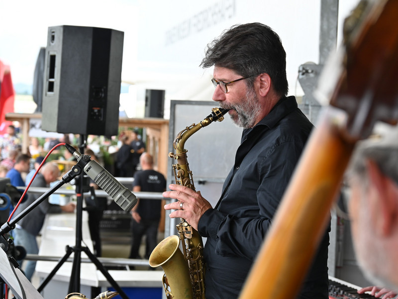Ein Saxophonist auf spielt auf der Bühne.
