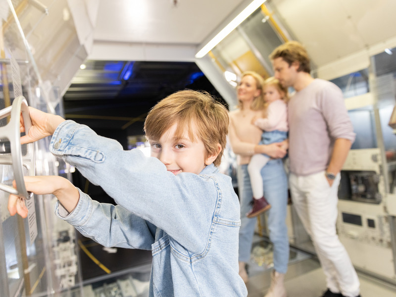 Familie besucht die Kinder Raumfahrtausstellung des Dornier Museums