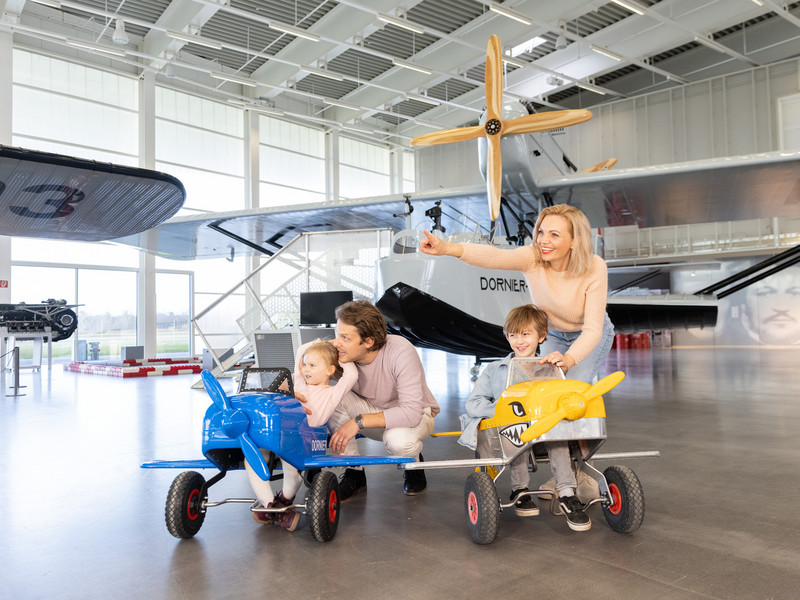 Familie mit Kindern in der Ausstellung des Dornier Museums
