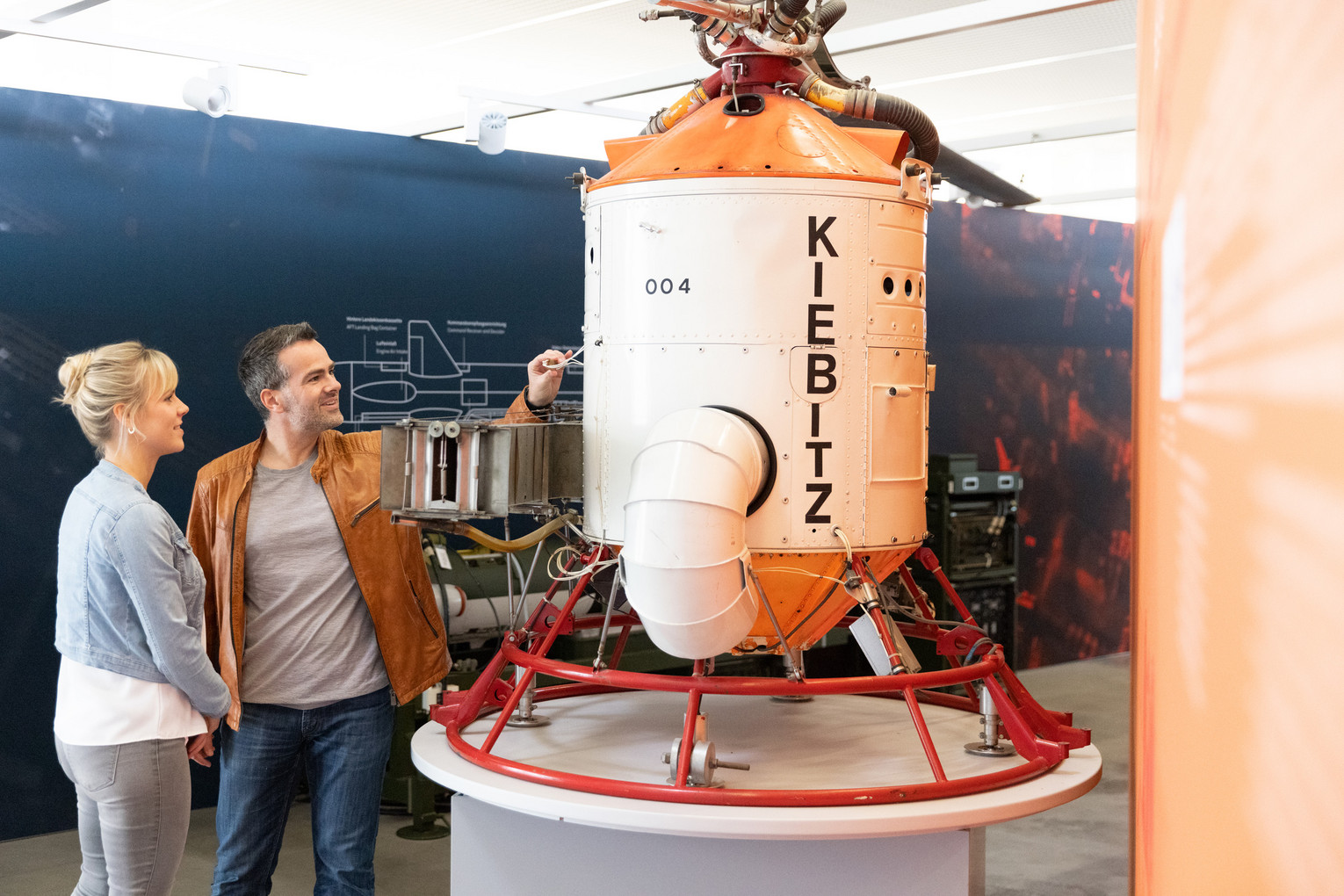 Raumfahrtausstellung Dornier Museum Besucher in der Raumfahrtausstellung des Dornier Museum