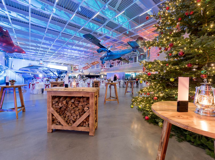 Der Hangar mit Dekoration für eine Weihnachtsfeier.