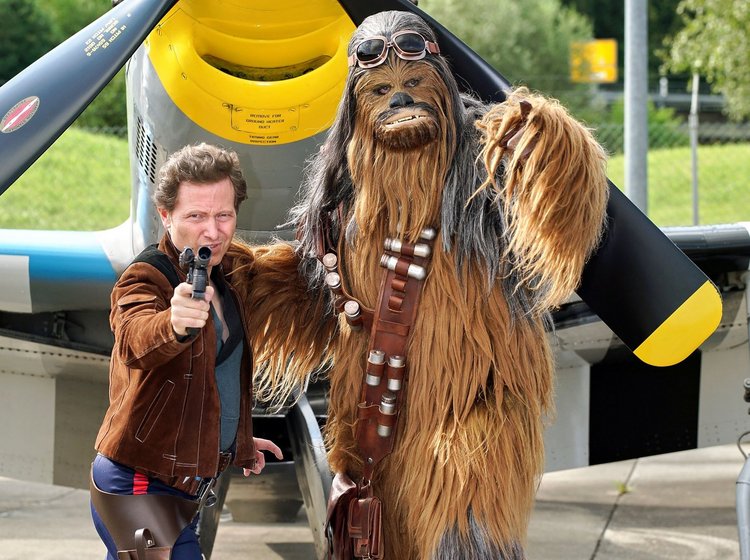 Wookiee im Dornier Museum Wookie Schauspieler posiert vor historischem Flugzeug