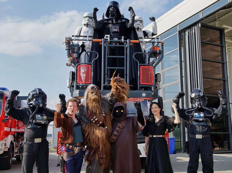 Star Wars im Dornier Museum Friedrichshafen Star Wars Crew vor dem Dornier Museum