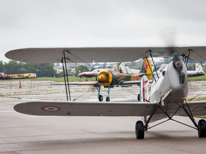 Ein Propellerflugzeug fährt auf dem Rollfeld, bereit für den nächsten Flug.