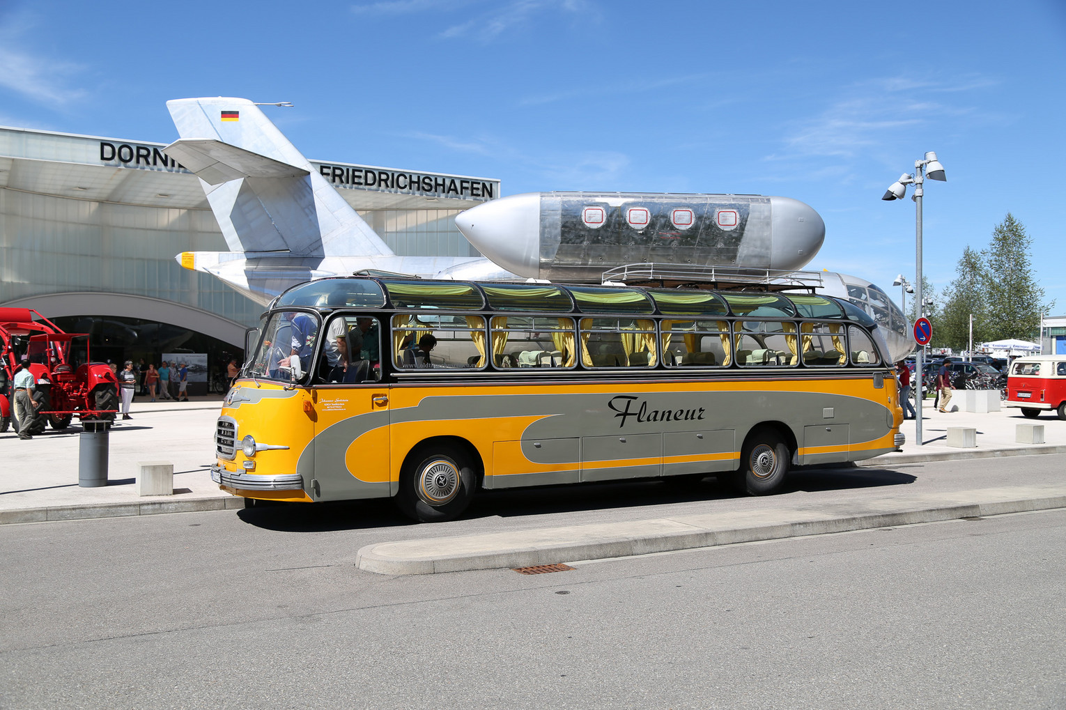 Gelber Shuttlebus vor Flugzeug Ein gelber Shuttlebus steht vor einem Flugzeug auf dem Rollfeld.