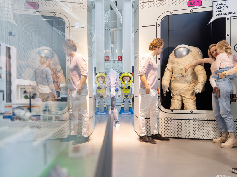 Familie besucht die Kinder Raumfahrtausstellung des Dornier Museums