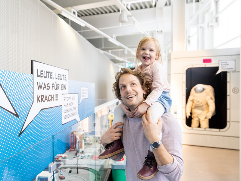 Familie besucht die Kinder Raumfahrtausstellung des Dornier Museums