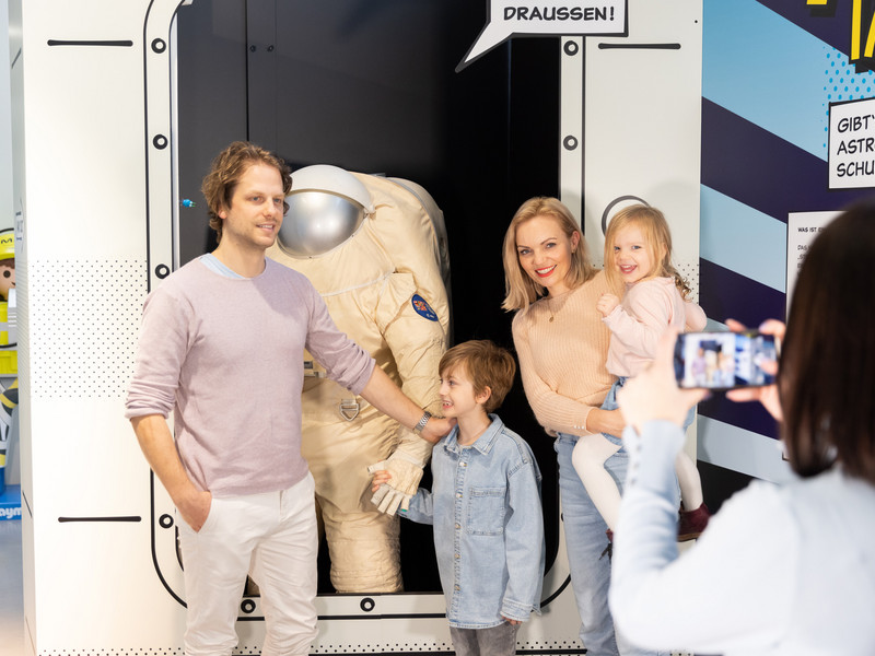Familie besucht Kinder Raumfahrtausstellung im Dornier Museum