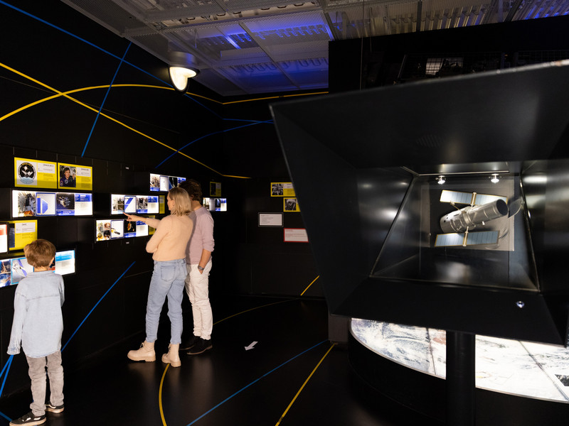 Weltraumausstellung im Dornier Museum mit Besuchern