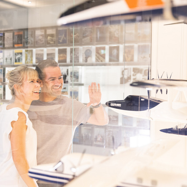 Paar in der Dornier-Museumsausstellung