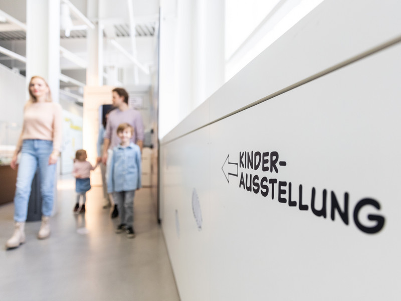 Familie läuft durch die Kinder Raumfahrtausstellung
